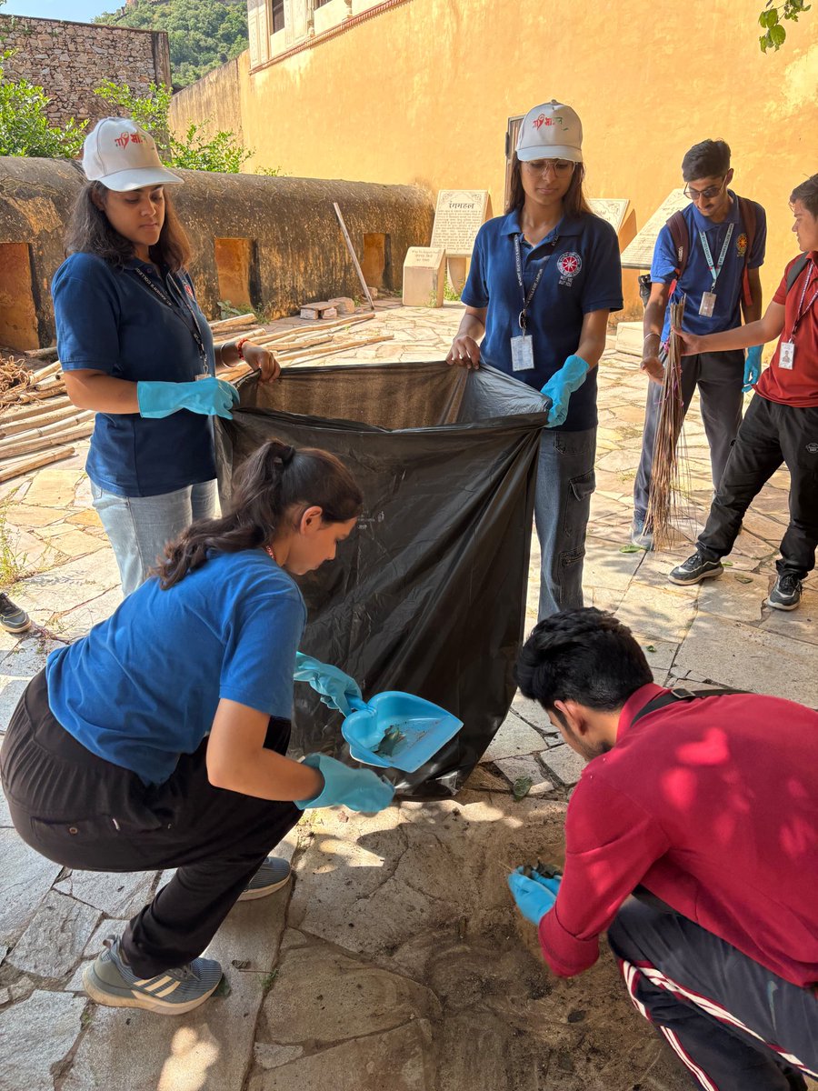 mybharatgov's tweet photo. We can build a cleaner and healthier India by embracing cleanliness as a way of life. MY Bharat volunteers of St.Xaviours PG College Jaipur cleaned Amer Fort and set an example for others!  

#MYBharat #SwachhataHiSeva https://t.co/BbzyvzPerz