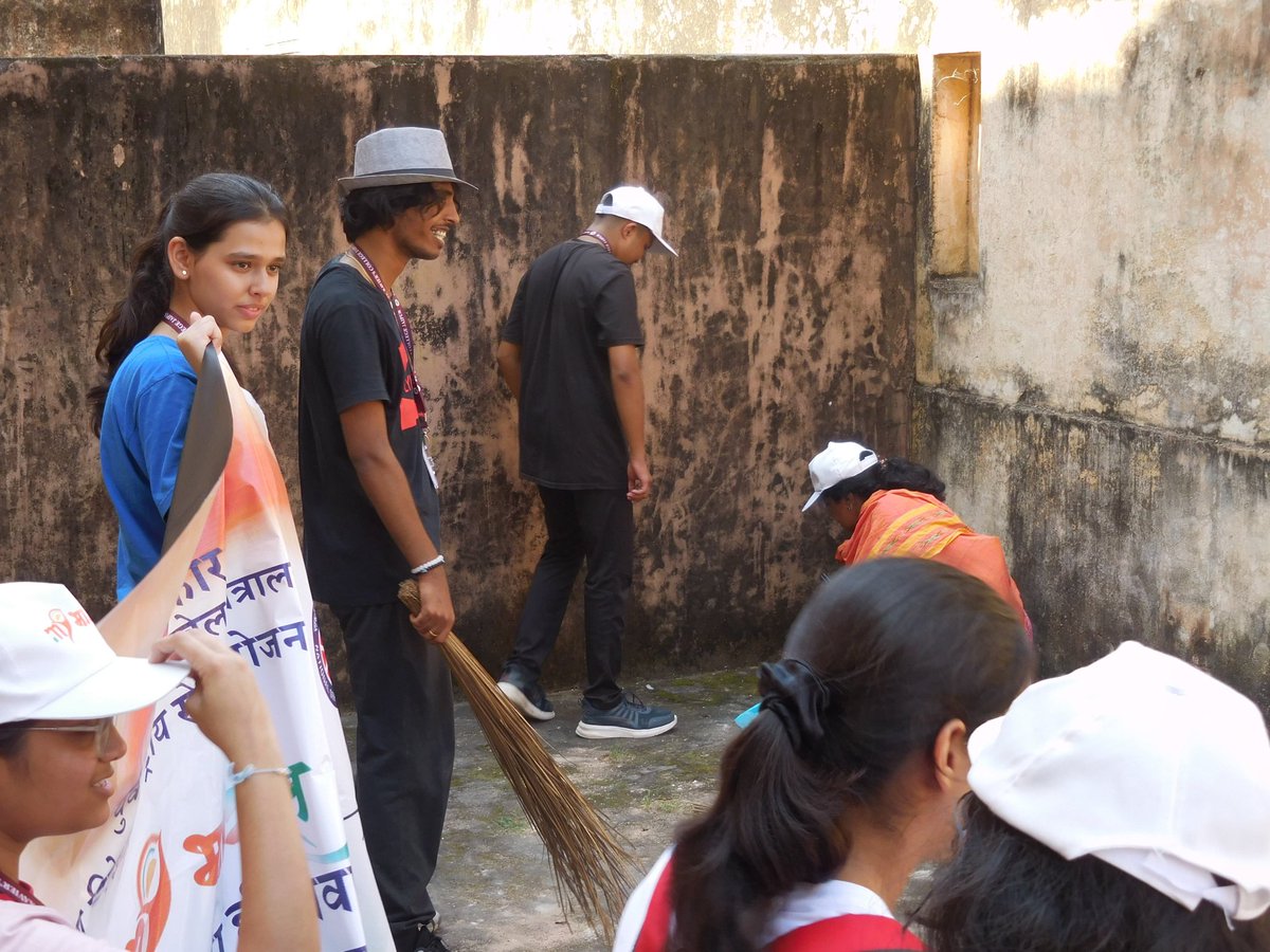 mybharatgov's tweet photo. We can build a cleaner and healthier India by embracing cleanliness as a way of life. MY Bharat volunteers of St.Xaviours PG College Jaipur cleaned Amer Fort and set an example for others!  

#MYBharat #SwachhataHiSeva https://t.co/BbzyvzPerz