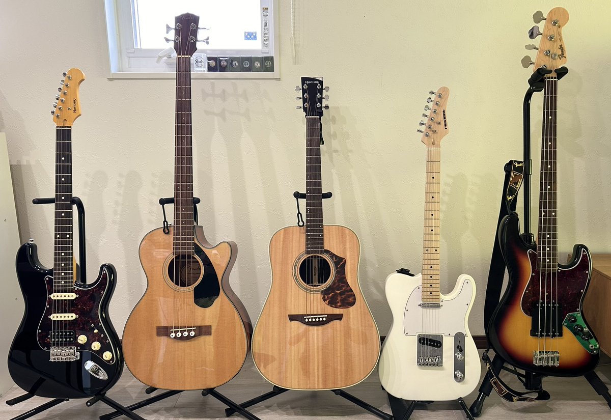OWgpSTzuL85769's tweet photo. メーカーで診てもらってる白キャスさん🎸調査の結果、異常が見つかったそうだ。原因の部品の交換をしていただけるとのこと。ありがたや、ありがたや☺️
一緒に練習してFコードを押弦できるようになった愛着あるギターなので元気になって戻ってきてくれるのは嬉しい😆
#Soundhouse_jp
#プレイテック https://t.co/6MmuUb0zKT