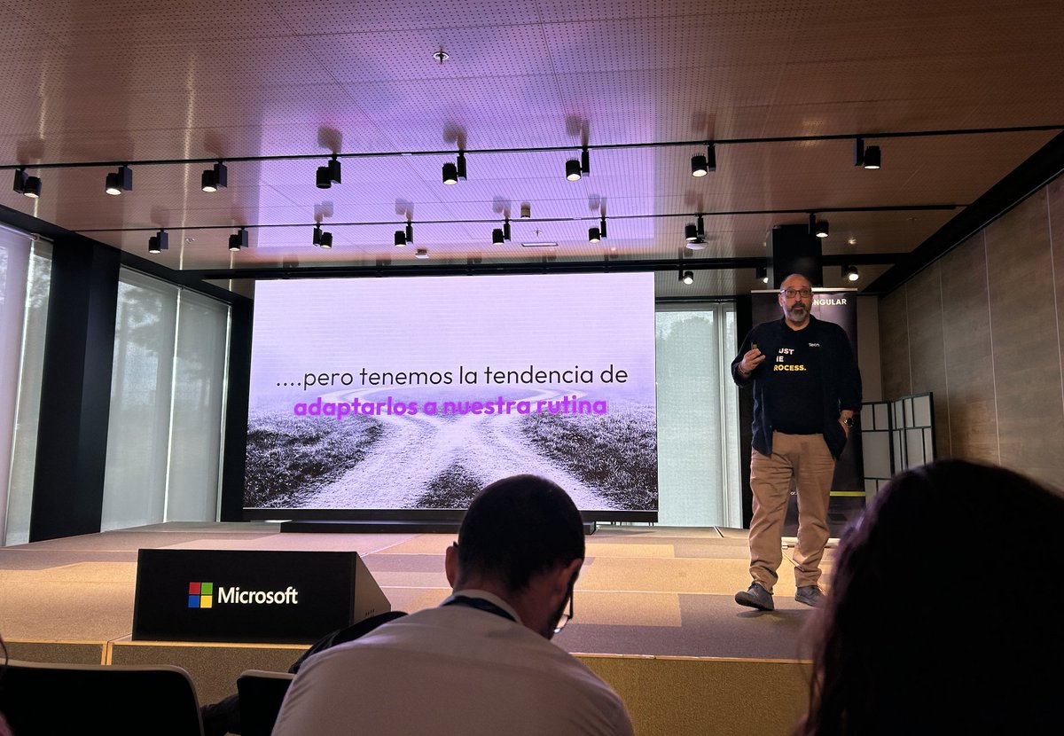 sngular's tweet photo. 🔴 En directo desde las oficinas de #Microsoft en Madrid:

Innovaciones en #IA, automatización y un enfoque Bottom-up son algunos de los temas que se están tratando 🚀 https://t.co/zZGEhiGcpx