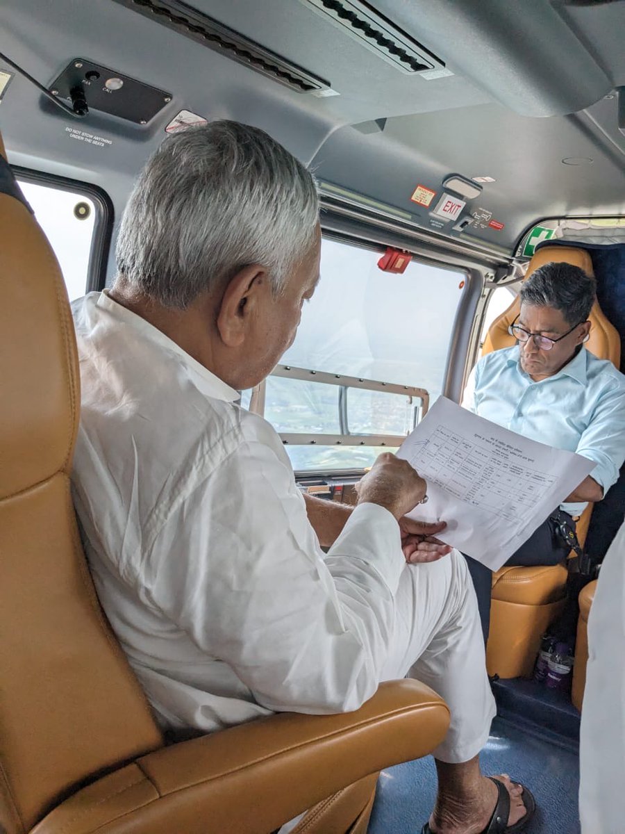 NitishKumar's tweet photo. आज कोशी, गंडक एवं गंगा नदी के बाढ़ प्रभावित क्षेत्रों का हवाई सर्वेक्षण कर जायजा लिया। बाढ़ प्रभावित इलाकों में राहत एवं बचाव कार्य युद्धस्तर पर चलाने का निर्देश दिया। प्रशासन को पूरी तरह मुस्तैद रहने और लगातार मॉनिटरिंग करते रहने को कहा है ताकि लोगों को कोई दिक्कत नहीं हो। साथ ही जिन बाढ़ प्रभावित क्षेत्रों में राहत सामग्री पहुंचाने में कठिनाई हो रही है, उन क्षेत्रों में फूड पैकेट्स और राहत सामग्री को वायुसेना की मदद से पीड़ित परिवारों तक एयर ड्रॉप कर पहुंचाने का भी निर्देश दिया है।