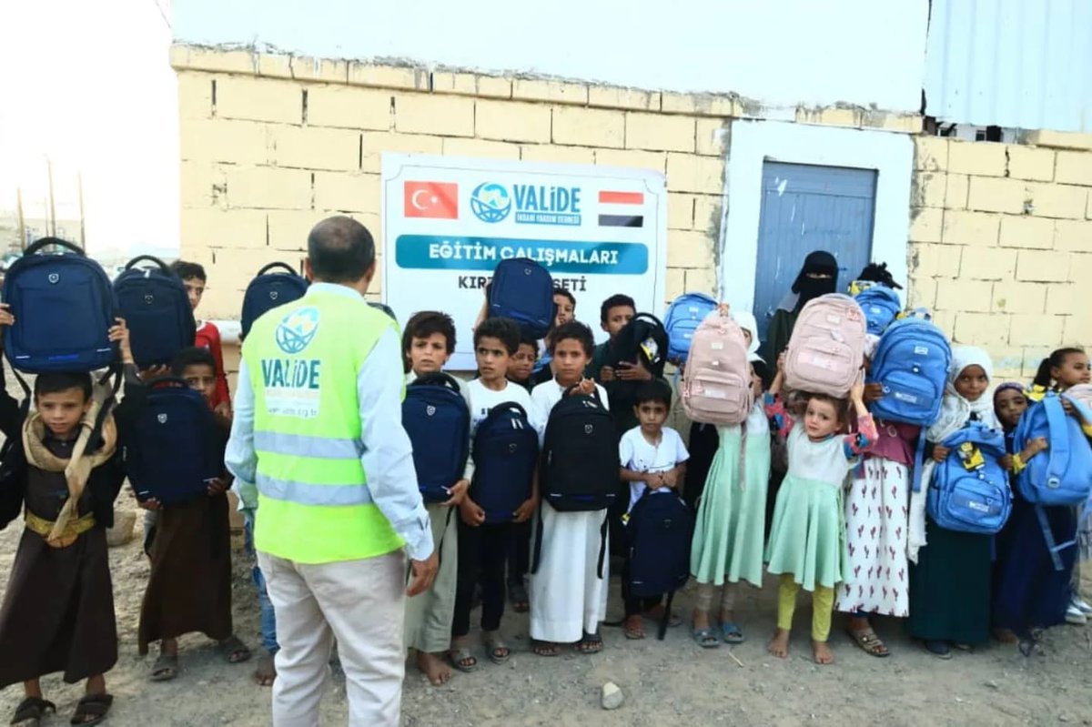 📍Yemen 2024
Desteklerinizle Yemen'deki çocuklara eğitim desteği kapsamında kırtasiye setleri ulaştırdık. Daha aydınlık yarınlar için mücadelemiz devam edecek.

🌐Online Bağış valide.org.tr/tr/bagis-detay…

🏦Hesap Numarası
Valide İnsani Yardım Derneği
TR31 0020 5000 0068 6943 4000 01