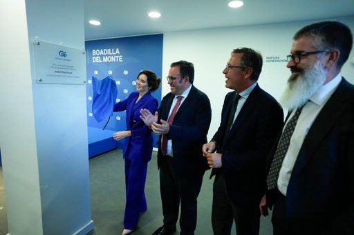 SerranoAlfonso's tweet photo. Un partido que abre nuevas sedes, que las amplía o renueva, es un partido vivo y que crece. @ppboadilla inauguraba ayer nueva sede y ahí estuvimos junto a cientos de afiliados. El @ppmadrid es el partido más parecido a los madrileños y cada día crece junto a ellos https://t.co/TtPwq8ep5b