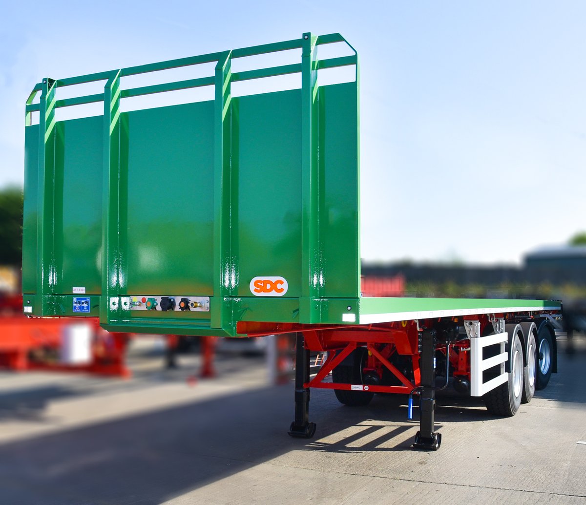 SDCtrailers's tweet photo. The Multi-functional design on SDC’s PSK Platform trailer makes it extremely versatile for general and specialist operations. 

➡️ 1x20, 1x30 and 3x10 containers
➡️ Rear steer and front lift axle 
➡️ Retractable twistlocks
➡️ Fixed headboard

#sdctrailers #alwaysmovingforwards https://t.co/omOpSxC0nO