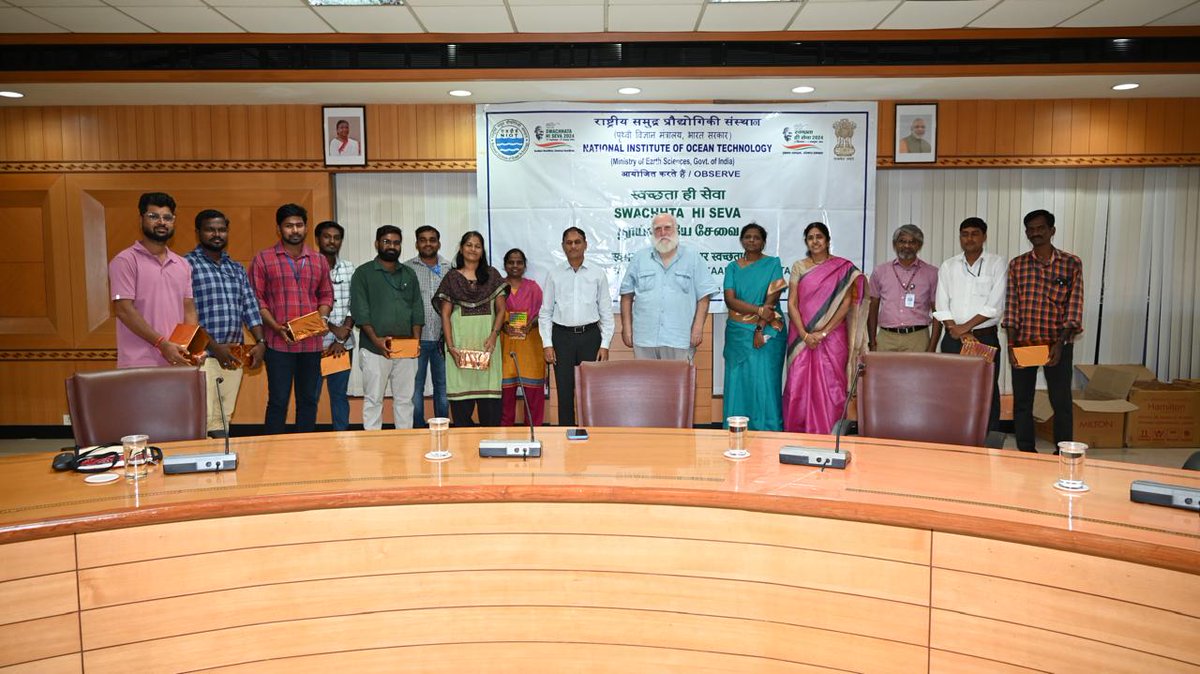 MoesNiot's tweet image. As part of #SwachhataHiSeva2024, NIOT organised an #ArtFromWaste competition on campus for the staff and women's #selfhelpgroups. The art installations were judged by a panel, and the top three were awarded First, Second and Third prizes. Prof. Balaji Ramakrishnan, Director of