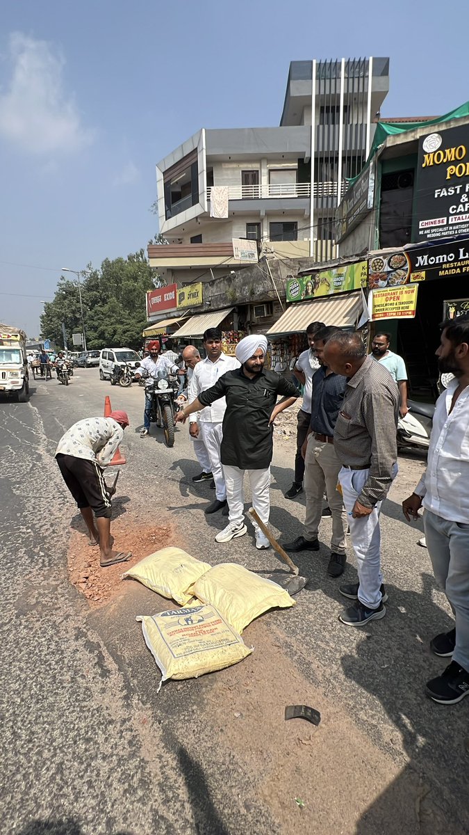 JarnailSinghAAP's tweet photo. आम आदमी पार्टी की दिल्ली सरकार,
विकास कार्यो की बढ़ी कई गुना रफ्तार..🏃♂️
आज PWD के अधिकारियों के साथ तिलक नगर विधानसभा क्षेत्र में आने वाली PWD की सभी सड़कों का निरीक्षण कर होने वाले कामों पर तत्काल कार्रवाई शुरू करवाई गई..
#TilakNagarDevelopment #PublicForProgress #MLAAtYourDoor
@arvindkejriwal @aamaadmiparty @AtishiAAP