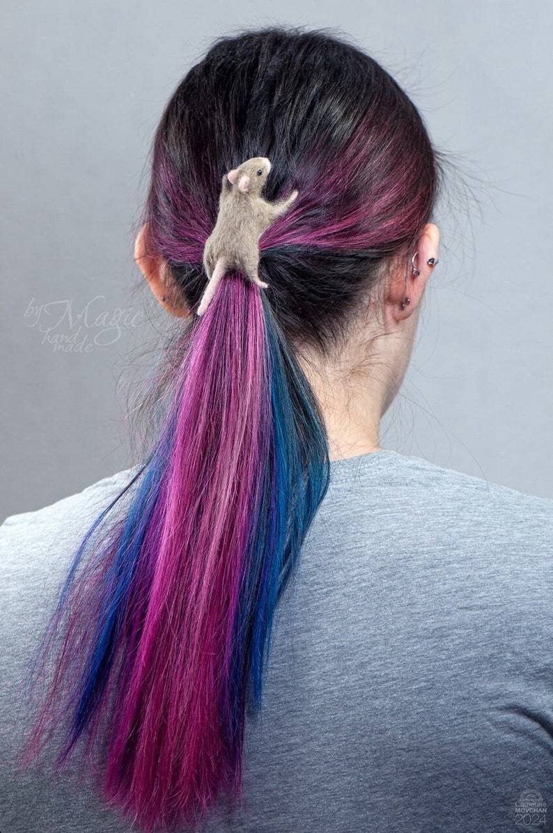 pigsty_rats's tweet image. oh my god... this is the first "popup" commercial in decades that actually did not annoy me. its the, uh, "Bobby pin with a needle felted rat" by byMagic on etsy and i think i will get one if the shipping doesn't ruin me, ughuuu... it's just so cute... sobs...