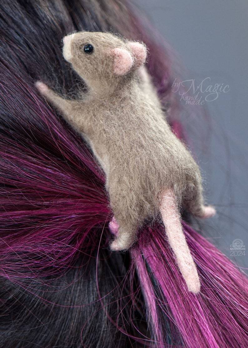 pigsty_rats's tweet image. oh my god... this is the first "popup" commercial in decades that actually did not annoy me. its the, uh, "Bobby pin with a needle felted rat" by byMagic on etsy and i think i will get one if the shipping doesn't ruin me, ughuuu... it's just so cute... sobs...