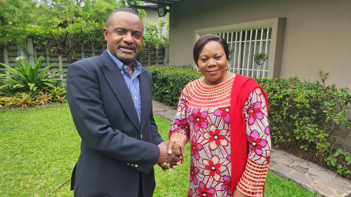 NdjekaSony's tweet photo. #RDC: L'hon Sénateur @SalomonKalonda a reçu ce mardi 01/10/2024, dns sa résidence, Le mouvement ds femmes &amp; jeunes du #Maniema (#MFJM), cette délégation avait en sa tête la coordonnatrice @NyomboZaina.
L'hôe continue tjrs avec les consultations pr savoir ce que veut la populat°. https://t.co/NJTlPTiUAI