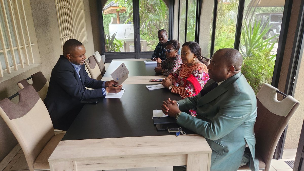 NdjekaSony's tweet photo. #RDC: L'hon Sénateur @SalomonKalonda a reçu ce mardi 01/10/2024, dns sa résidence, Le mouvement ds femmes &amp; jeunes du #Maniema (#MFJM), cette délégation avait en sa tête la coordonnatrice @NyomboZaina.
L'hôe continue tjrs avec les consultations pr savoir ce que veut la populat°. https://t.co/NJTlPTiUAI