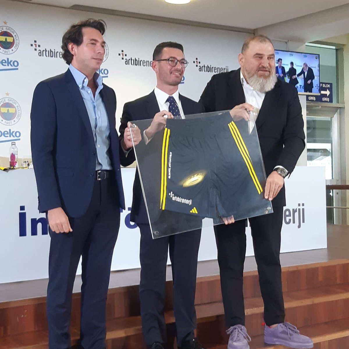 RibaundDergi's tweet photo. Fenerbahçe Beko 🤝🏼 Artıbir Enerji

Fenerbahçe Beko Erkek Basketbol Takımı ile Artıbir Enerji arasındaki sponsorluk anlaşmasının imzalandı.

Anlaşması kapsamında Artıbir Enerji logosu, 2024-25 sezonunda şortların üzerinde sağ ön paçada yer alacak.

#Ribaund #Basketball https://t.co/oEwSJd9xw6