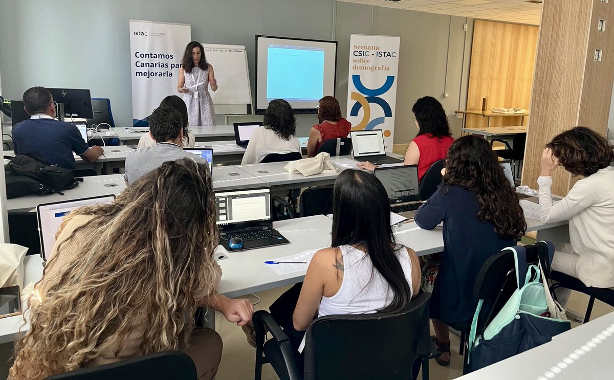 istac_es's tweet photo. 🔈 Arranca el primer día de la Semana #DemografíaCSICeISTAC2024 con la fase teórica del taller ‘Calor extremo y salud humana: un problema emergente’, para explorar cómo impacta en la #salud desde diversas perspectivas. 🔥
#ClimaYSalud
#Contamos https://t.co/lcBCopVGR3