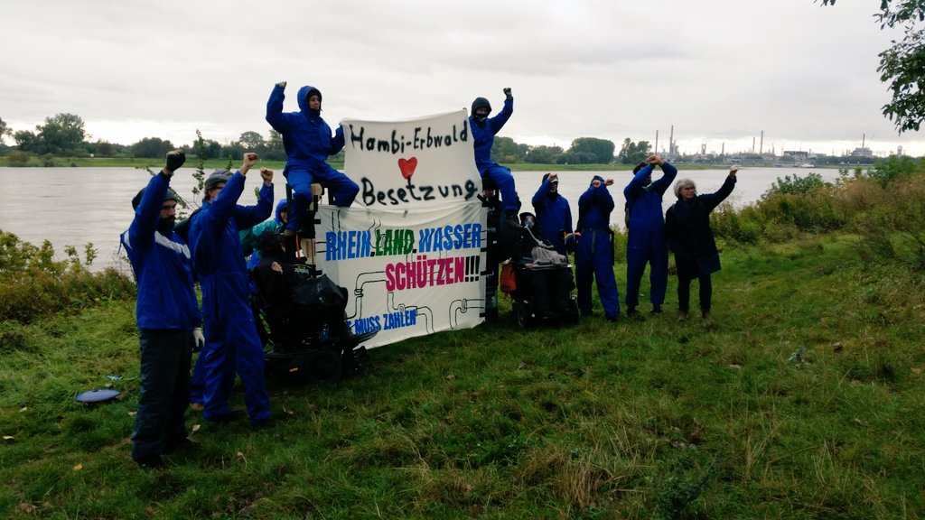 Protest-Auftakt! Aktivist*innen an der geplanten Baustelle der #RWE-Pipeline, die Wasser-Ungerechtigkeit im Rheinland zementiert.

Mehr Infos: wasserbuendnis.org
#Rwemusszahlen
