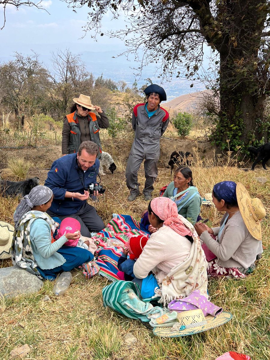 🌱👩‍🌾En la Cordillera Tunari (Tiquipaya), seguimos el proyecto financiado por el <a href="/gobcan/">estasi</a> . Mujeres indígenas formadas en agroecología y huertos familiares bajo riego para mejorar sus condiciones socioeconómicas. 🌿💧
#SiénteteMadrazo #CEDESCO #Agroecología #DesarrolloSostenible