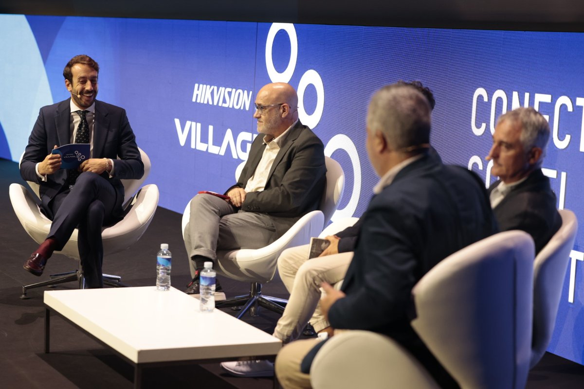 neurallabs's tweet photo. 😀 Ricard Montserrat de Neural Labs con miembros del Servei Català de transit y Aluvisa durante la mesa redonda "ITS: La IA en la gestión de la movilidad interurbana" del Hikvision Village de @HikvisionIberia.

#Hikvision #HikvisionVillage #IA #SmartCity #ITS #Smartcities https://t.co/Exd1UGKZIm