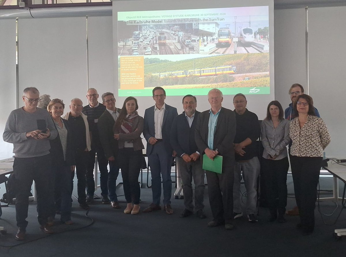🇩🇪🇪🇺 Voyage d'étude à #Karlsruhe d'une délégation de responsables politiques, professionnels et associatifs. Riches échanges dans la capitale badoise autour des trams-trains🚊 et des modes légers, des tarifications et de l'intermodalité 🚲. 
De quoi inspirer les 24 #SERM 🇫🇷 !