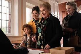 merlinpapin3's tweet photo. .@FredOL69007 Vu le film #LeClubdesMiracles de Thaddeus O'Sullivan (2024) avec Maggie Smith Kathy Bates Laura Linney Hazel Doupe Stephen Rea Mark McKenna Brenda Fricker Shauna Higgins Lesley Conroy Nial Buggy Martin McDonagh Fionnuala Murphy
Les femmes de la petite ville de Ballyfermot, en Irlande, espèrent toutes être les heureuses élues qui pourront effectuer un pèlerinage dans la ville sacrée de Lourdes, en France. Au cours d'une soirée de tombola pour le moins mouvementée, Lily, Eileen, Dolly et Chrissie remportent le prix tant convoité. Le groupe d'ouvrières émeutières de Dublin partent alors à Lourdes, en France. Au cours de leur périple, elles vont découvrir le sens de l'amitié et connaître chacune un miracle personnel.
Le Club des Miracles est effectivement un film touchant et profondément émouvant qui aborde des thèmes universels comme le temps qui passe, les liens familiaux et l'espoir. En suivant Lili et Eileen, deux vieilles demoiselles en quête d’un miracle pour redonner un sens à leurs vies, le film nous entraîne dans une aventure empreinte de tendresse et de nostalgie. Leur visite à Lourdes en France devient le point de départ pour renouer avec Chrissie, un personnage avec qui elles avaient perdu contact. Ce pèlerinage ne concerne pas seulement la foi religieuse, mais aussi celle en la possibilité de réparation des relations humaines et du bonheur retrouvé.
Ce qui fait la force du film, ce sont avant tout les performances magistrales des deux grandes actrices Maggie Smith et Kathy Bates. Maggie Smith, tout juste disparue, laisse ici une prestation poignante, marquée par son inimitable talent pour l’humour sec et l’émotion contenue. Quant à Kathy Bates, qui a récemment annoncé son retrait du cinéma, elle délivre une performance pleine de sensibilité, apportant une chaleur et une humanité touchante à son personnage.
Leur alchimie à l’écran est palpable, et c’est sans doute ce duo d’actrices qui fait du Club des Miracles un moment de cinéma inoubliable. À travers leurs personnages, le film explore des thèmes complexes tels que le vieillissement, la solitude et la réconciliation, tout en insufflant une touche d’optimisme, montrant que l’espoir peut surgir dans les moments les plus inattendus.
Ce film est aussi une ode aux talents de ces deux grandes dames du cinéma, qui nous rappellent ici pourquoi elles ont marqué l’histoire de l’écran. Leur jeu est sobre, authentique, et chargé d’une émotion qui résonne longtemps après la fin du film. Le Club des Miracles devient ainsi une œuvre d'adieu pour ces deux figures emblématiques, offrant un moment de grâce et de beauté, à l’image de leurs carrières. Un film à voir pour son humanité et pour célébrer ces deux immenses actrices.