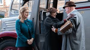 merlinpapin3's tweet photo. .@FredOL69007 Vu le film #LeClubdesMiracles de Thaddeus O'Sullivan (2024) avec Maggie Smith Kathy Bates Laura Linney Hazel Doupe Stephen Rea Mark McKenna Brenda Fricker Shauna Higgins Lesley Conroy Nial Buggy Martin McDonagh Fionnuala Murphy
Les femmes de la petite ville de Ballyfermot, en Irlande, espèrent toutes être les heureuses élues qui pourront effectuer un pèlerinage dans la ville sacrée de Lourdes, en France. Au cours d'une soirée de tombola pour le moins mouvementée, Lily, Eileen, Dolly et Chrissie remportent le prix tant convoité. Le groupe d'ouvrières émeutières de Dublin partent alors à Lourdes, en France. Au cours de leur périple, elles vont découvrir le sens de l'amitié et connaître chacune un miracle personnel.
Le Club des Miracles est effectivement un film touchant et profondément émouvant qui aborde des thèmes universels comme le temps qui passe, les liens familiaux et l'espoir. En suivant Lili et Eileen, deux vieilles demoiselles en quête d’un miracle pour redonner un sens à leurs vies, le film nous entraîne dans une aventure empreinte de tendresse et de nostalgie. Leur visite à Lourdes en France devient le point de départ pour renouer avec Chrissie, un personnage avec qui elles avaient perdu contact. Ce pèlerinage ne concerne pas seulement la foi religieuse, mais aussi celle en la possibilité de réparation des relations humaines et du bonheur retrouvé.
Ce qui fait la force du film, ce sont avant tout les performances magistrales des deux grandes actrices Maggie Smith et Kathy Bates. Maggie Smith, tout juste disparue, laisse ici une prestation poignante, marquée par son inimitable talent pour l’humour sec et l’émotion contenue. Quant à Kathy Bates, qui a récemment annoncé son retrait du cinéma, elle délivre une performance pleine de sensibilité, apportant une chaleur et une humanité touchante à son personnage.
Leur alchimie à l’écran est palpable, et c’est sans doute ce duo d’actrices qui fait du Club des Miracles un moment de cinéma inoubliable. À travers leurs personnages, le film explore des thèmes complexes tels que le vieillissement, la solitude et la réconciliation, tout en insufflant une touche d’optimisme, montrant que l’espoir peut surgir dans les moments les plus inattendus.
Ce film est aussi une ode aux talents de ces deux grandes dames du cinéma, qui nous rappellent ici pourquoi elles ont marqué l’histoire de l’écran. Leur jeu est sobre, authentique, et chargé d’une émotion qui résonne longtemps après la fin du film. Le Club des Miracles devient ainsi une œuvre d'adieu pour ces deux figures emblématiques, offrant un moment de grâce et de beauté, à l’image de leurs carrières. Un film à voir pour son humanité et pour célébrer ces deux immenses actrices.