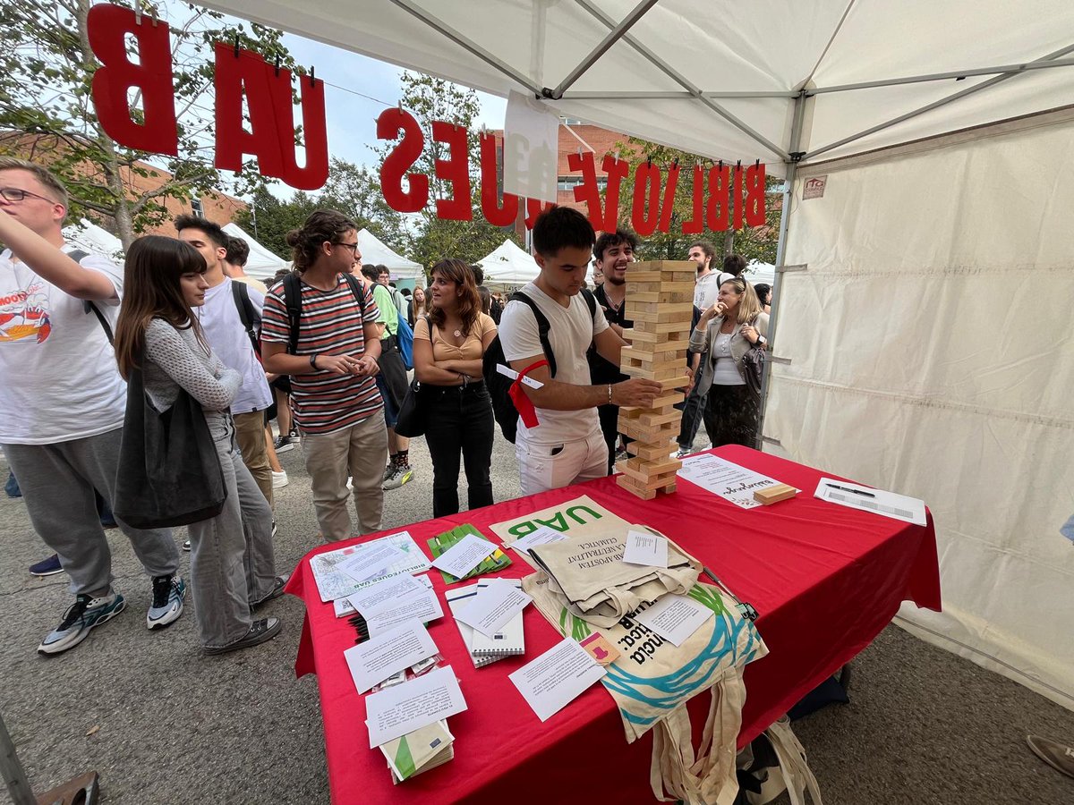 Això ja està en marxa!!!!!🔥🔥🔥🔥🔥🔥
Fins a la fi de #LaComunitàriaUAB podeu posar a prova la vostra habilitat amb el #BiblioJenga de les #bibliotequesUAB!