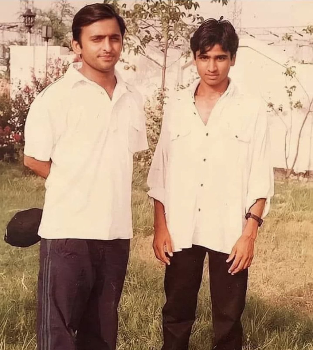 JaikyYadav16's tweet photo. अखिलेश यादव जी के साथ खड़ा दूसरा व्यक्ति कौन है? https://t.co/mk8Qll7efS