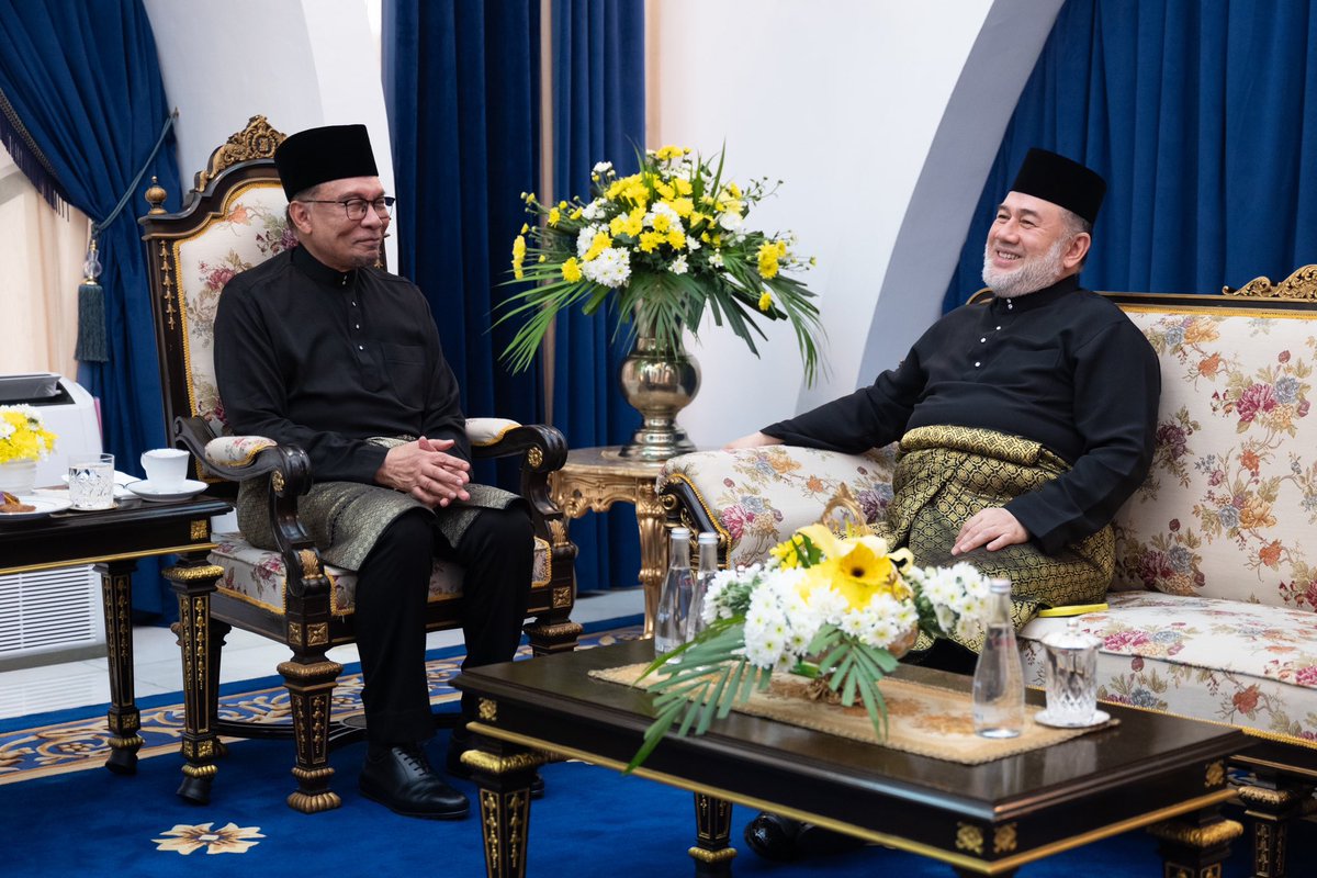 anwaribrahim's tweet photo. Merafak sembah dan menjunjung kasih Kebawah Duli Yang Maha Mulia Sultan Muhammad V atas pengurniaan Darjah Ahli Yang Kehormat Yang Pertama (Seri Paduka) Bagi Darjah Kebesaran Mahkota Kelantan Yang Amat Mulia (S.P.M.K.) di Istana Negeri, Kubang Kerian, Kelantan. Alhamdulillah.

Semoga Allah Melindungi Tuanku Dunia dan Akhirat.

Dirgahayu Tuanku!

#MalaysiaMADANI