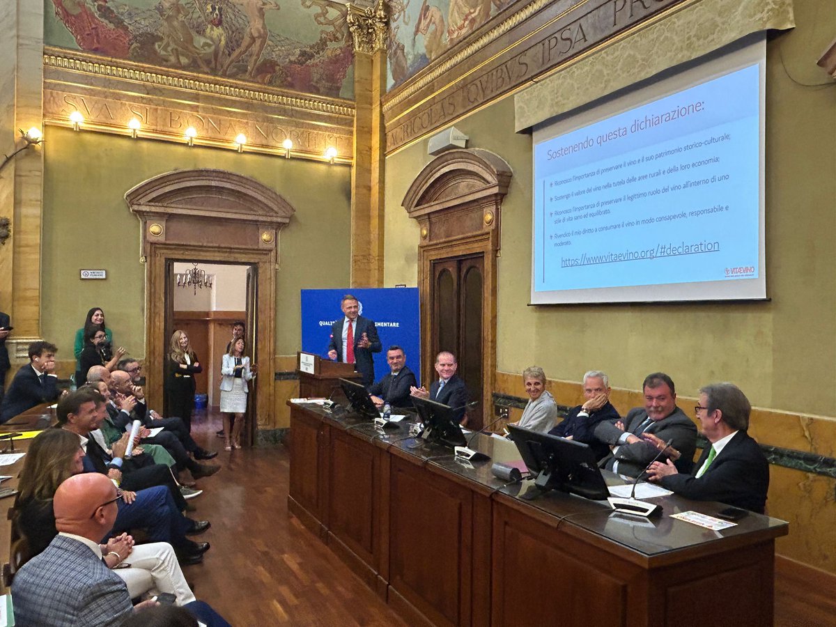 Federdoc's tweet photo. È stata presentata presso il #Masaf la Dichiarazione #Vitaevino con l' obiettivo di #tutelare il settore vitivinicolo e la cultura del #vino sinonimo di #convivialità e #tradizione. Sottoscrivi anche tu la dichiarazione sul sito web https://t.co/3HwQuwYJzg. #DefendWineCulture https://t.co/Gapgp6EM1H