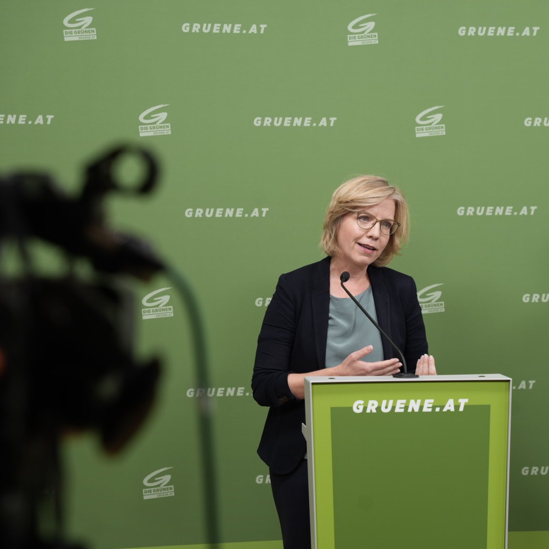 diegruenen's tweet photo. "Mein Beweggrund in die Politik zu gehen war, einen Beitrag zum Schutz unserer Zukunft zu leisten. Ich will meinen Nichten sagen können: Ich hab alles getan, damit ihr, eure Kinder noch ein gutes Leben habt. Damit bin ich nicht fertig – es gibt noch genug zu tun." 🗨@lgewessler https://t.co/IQMDE0QLIW