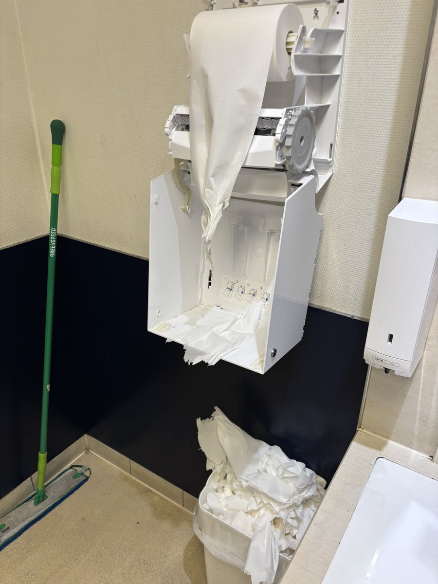 Roy84_Blue's tweet photo. Sorry @SanifairDE maar geld vragen voor deze toiletten op Amsterdam Centraal is schandalig. Zeker omdat ik het zelf eerst moet schoonmaken…. 🤢 @ProRail @NS_online https://t.co/eqOktYGHsA