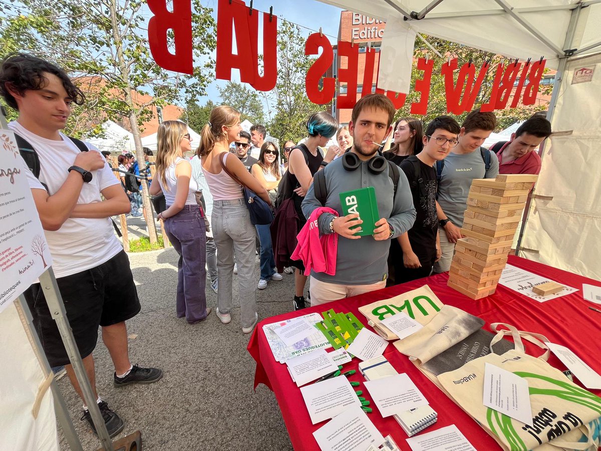 Les i els #uabers fan cua per jugar al #BiblioJenga de les #BibliotequesUAB!
Us expliquem coses útils de les biblios i teniu l'oportunitat d'emportar-vos un premi: això sí que és un win-win!
#LaComunitàriaUAB