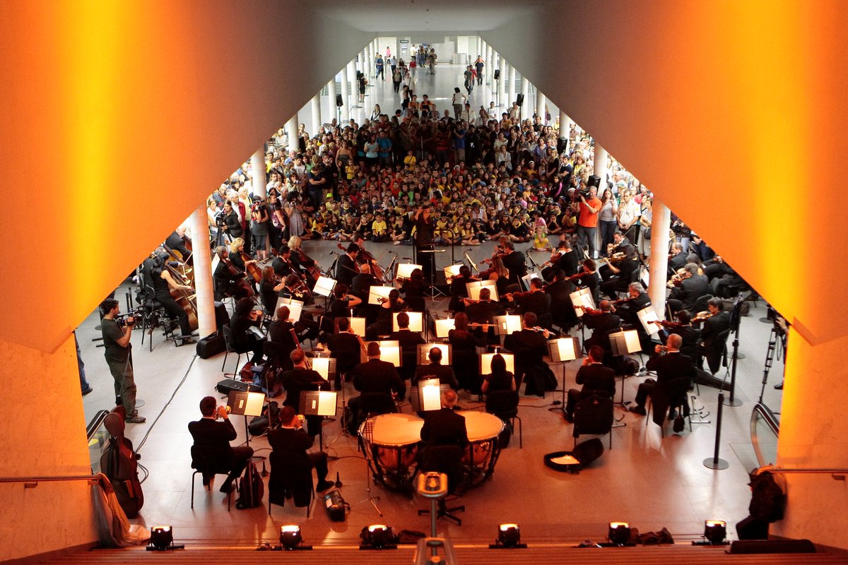 MetrodoPorto's tweet photo. #throwback2008

No Dia Mundial da Música, recordamos uma ação realizada no Metro do Porto, com música ao vivo na estação de São Bento e no interior dos veículos. 🎶🎼 https://t.co/XuyVx7gemA