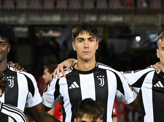 SeleccionRojita's tweet photo. Ayer debutó Javi Gil (2006) en Serie C con el filial de la Juventus. Fue titular y jugó todo el partido. 🇮🇹

Buen paso adelante en su carrera. Leo que estaba rindiendo muy bien en el Primavera (Sub-20).

Central zurdo que hoy ha sido convocado con la Sub-19 🇪🇸. https://t.co/1RZhQTcvgP