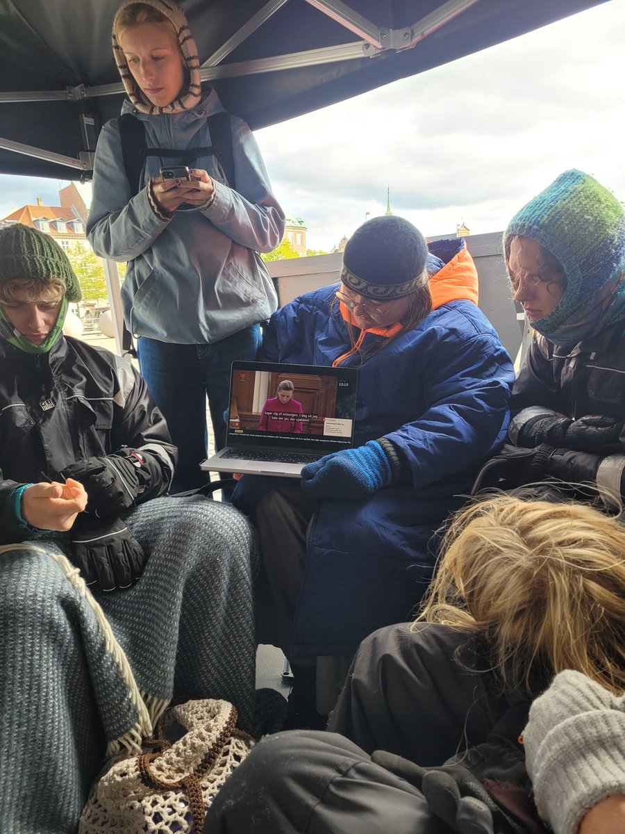 *Regeringen*: Indgår en aftale med en stor gruppe landbrugslobbyister, en enkelt miljøgrp og INGEN unge

*Mette F i åbningstale*: Vi har nu lavet en "generationskontrakt" med bl.a. "grønne organisationer"

WTF? Samme aftale, som vi lige nu sultestrejker mod?