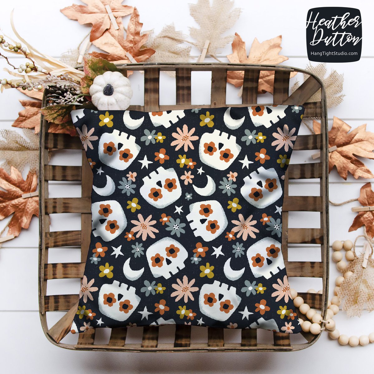 Who else is excited that the calendar flipped to October and Halloween is just around the corner? Woo Hoo 💀🎃💀 bit.ly/4dwLJUa

#patterndesigner #patterndesign #surfacedesign #surfacepattern #artlicensing #halloweenfabric #halloween