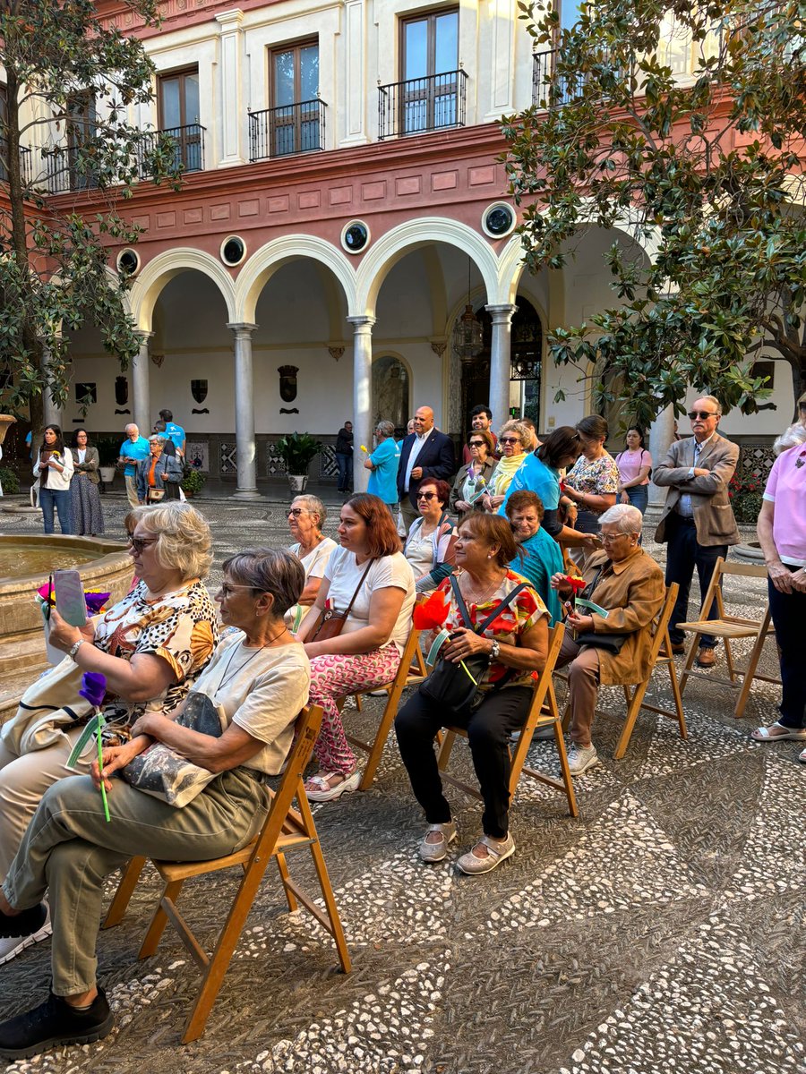 ¡Seguimos con el #diainternacionaldelaspersonasmayores!🎉

Ronda de discursos en el <a href="/aytogr/">Granada Ciudad</a> con los colaboradores y participantes de la Marcha Solidaria por el centro de Granada👏