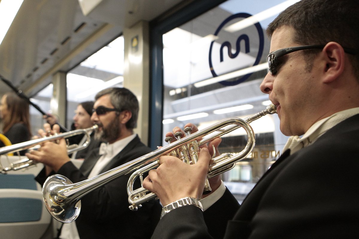 MetrodoPorto's tweet photo. #throwback2008

No Dia Mundial da Música, recordamos uma ação realizada no Metro do Porto, com música ao vivo na estação de São Bento e no interior dos veículos. 🎶🎼 https://t.co/XuyVx7gemA