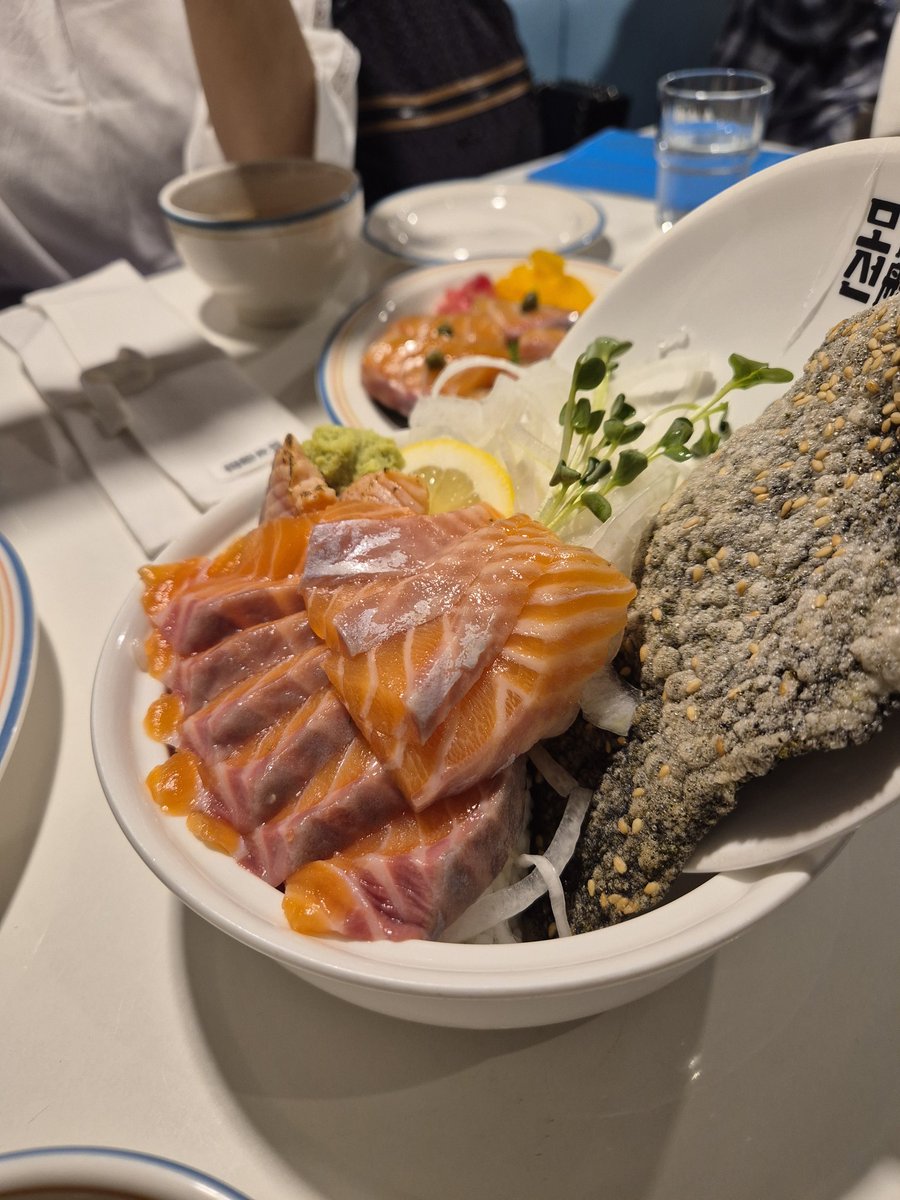 Tamra_Foodmap's tweet photo. [대전 탄방] 모선
모선말이밥이 너무 먹어 보고 싶어서 방문.
웨이팅이 좀 있었지만 생각보다 회전율이 빨라서 괜찮았음.
모선덮밥, 모선초밥, 모선말이밥을 시켰고 개인적으로 모선말이밥이 제일 맛있었다. 김부각도 너무 좋았음! https://t.co/ZAb10bakW2