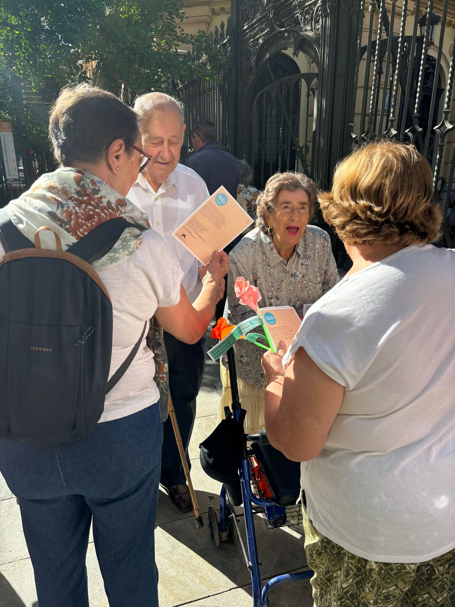 ¡Y ha dado comienzo la Marcha Solidaria! Hemos recorrido las calles del centro de Granada llevado las flores hechas por los mayores y los voluntarios de Albihar y de <a href="/parkinsongranad/">Parkinson Granada</a> 💐