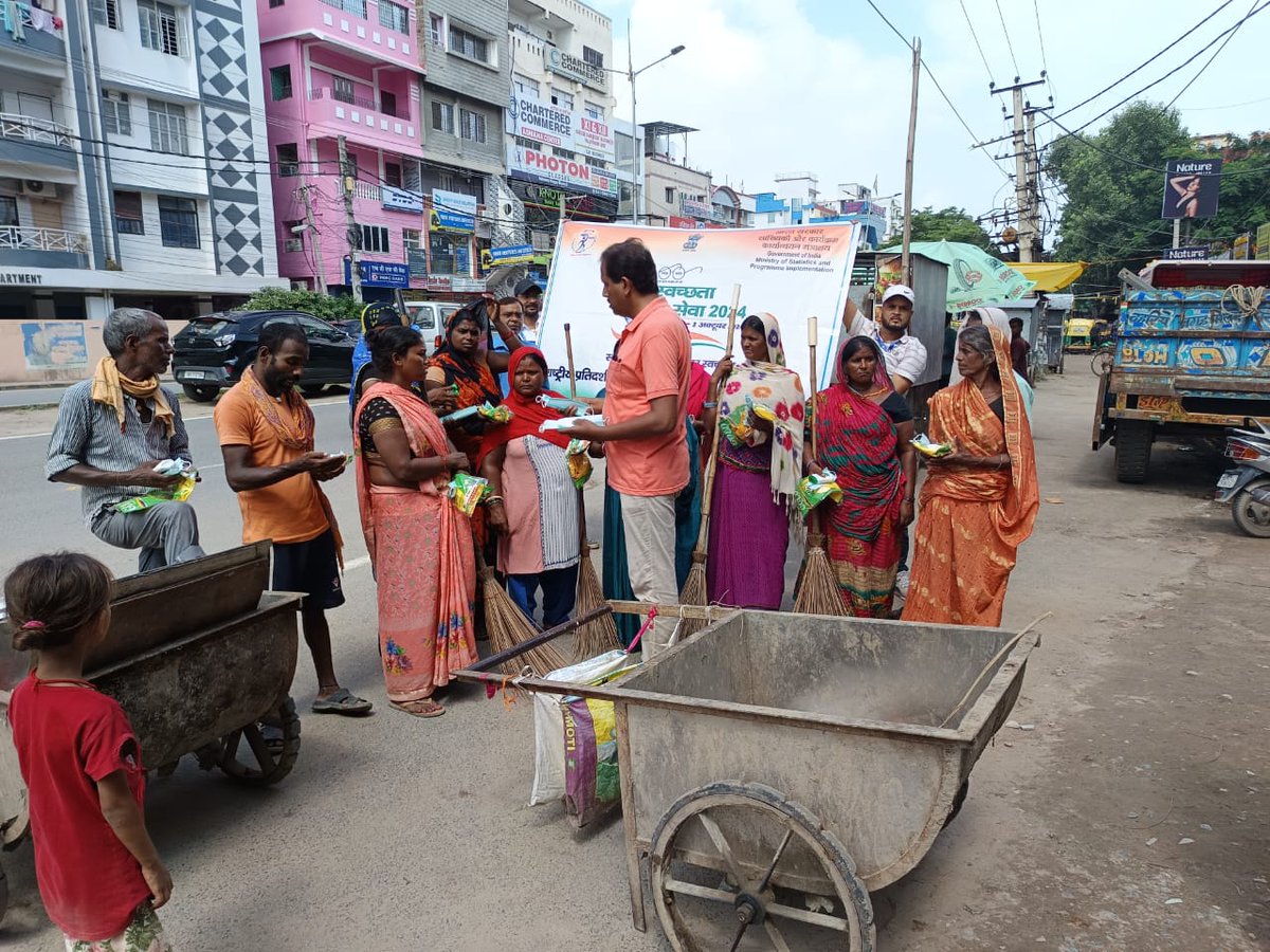 FodPatna's tweet photo. #SHS2024,#SwabhavSwachhata, #SanskaarSwachhata
दिनांक 01/10/24 को  क्षे0 का0, पटना   द्वारा स्वच्छता ही सेवा 2024 के तहत श्री धीरेंद्र नाथ प्रसाद, व०सां०अ०, पटना के अध्यक्षता में सफाई मित्रो  को Safety Gears बांटा गया । https://t.co/sLN2SADP9L