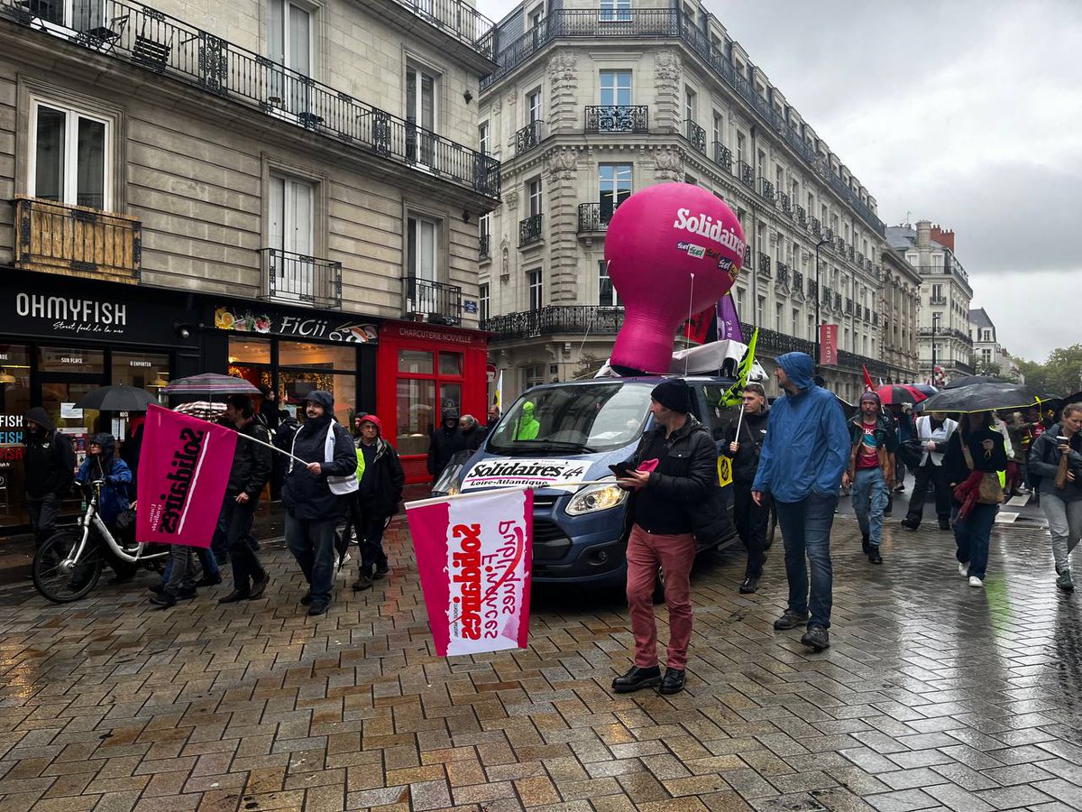 44Sud's tweet photo. ☔Sous la pluie mais dans la bonne humeur, à Nantes et Saint Nazaire on a manifesté contre la casse du service public et ce nouveau gouvernement raciste. Même De Gaulle est avec nous.
On attend toujours le choc des moyens pour l'école publique 👀
#1erOctobre https://t.co/tyyqqukb9C