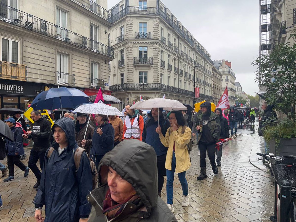 44Sud's tweet photo. ☔Sous la pluie mais dans la bonne humeur, à Nantes et Saint Nazaire on a manifesté contre la casse du service public et ce nouveau gouvernement raciste. Même De Gaulle est avec nous.
On attend toujours le choc des moyens pour l'école publique 👀
#1erOctobre https://t.co/tyyqqukb9C