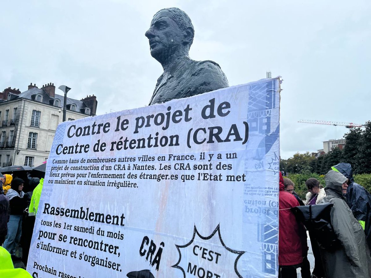 44Sud's tweet photo. ☔Sous la pluie mais dans la bonne humeur, à Nantes et Saint Nazaire on a manifesté contre la casse du service public et ce nouveau gouvernement raciste. Même De Gaulle est avec nous.
On attend toujours le choc des moyens pour l'école publique 👀
#1erOctobre https://t.co/tyyqqukb9C