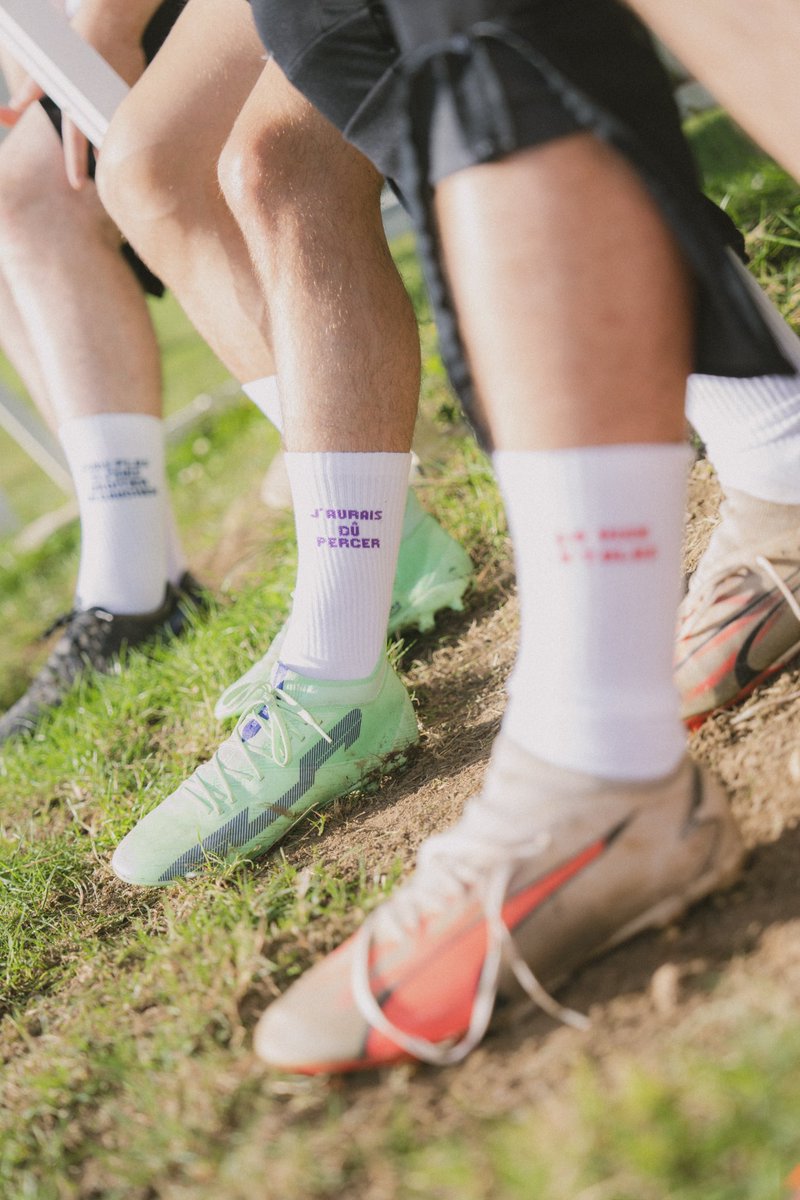 DayVrai's tweet image. Parce que les terrains stabilisés, les maillots XL, les chasubles qui puent, les tirs du pointu, la 🍺 de la 3eme mi-temps…

Avec @footdimanche on a sorti une collection en forme d’hommage au foot district 🙌

Footballeurs et footballeuses du dimanche, découvrez nos 🧦🎽👕 ⬇️