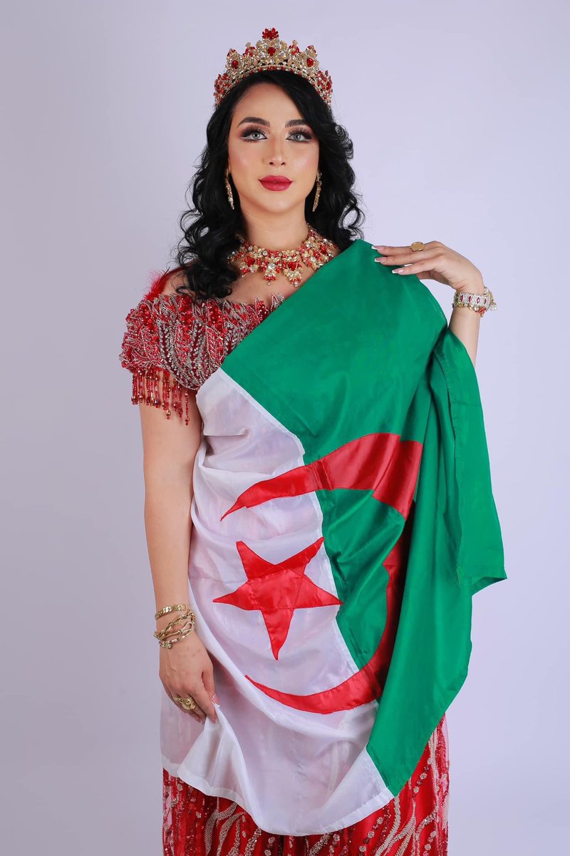 **🌹🌹قالوا إنها وهرانية🌹🌹**

في وَهرانَ زَهْرَةٌ تَزْهُو بِبَهَائِهَا  
يُشْرِقُ الجَمَالُ عَلَى مُحيَّاهَا

عَيْنَاهَا لُؤْلُؤَتَانِ تَبْرُقَانِ فِي سِحْرٍ  
وَفِي ابْتِسَامَتِهَا إِشْرَاقَةُ دُنْيَاهَا

شَامِخَةٌ بِعِزَّةِ نَفْسِهَا لَا تَنْحَنِي إِلَّا لِبَارِيهَا  
تَقْوَى