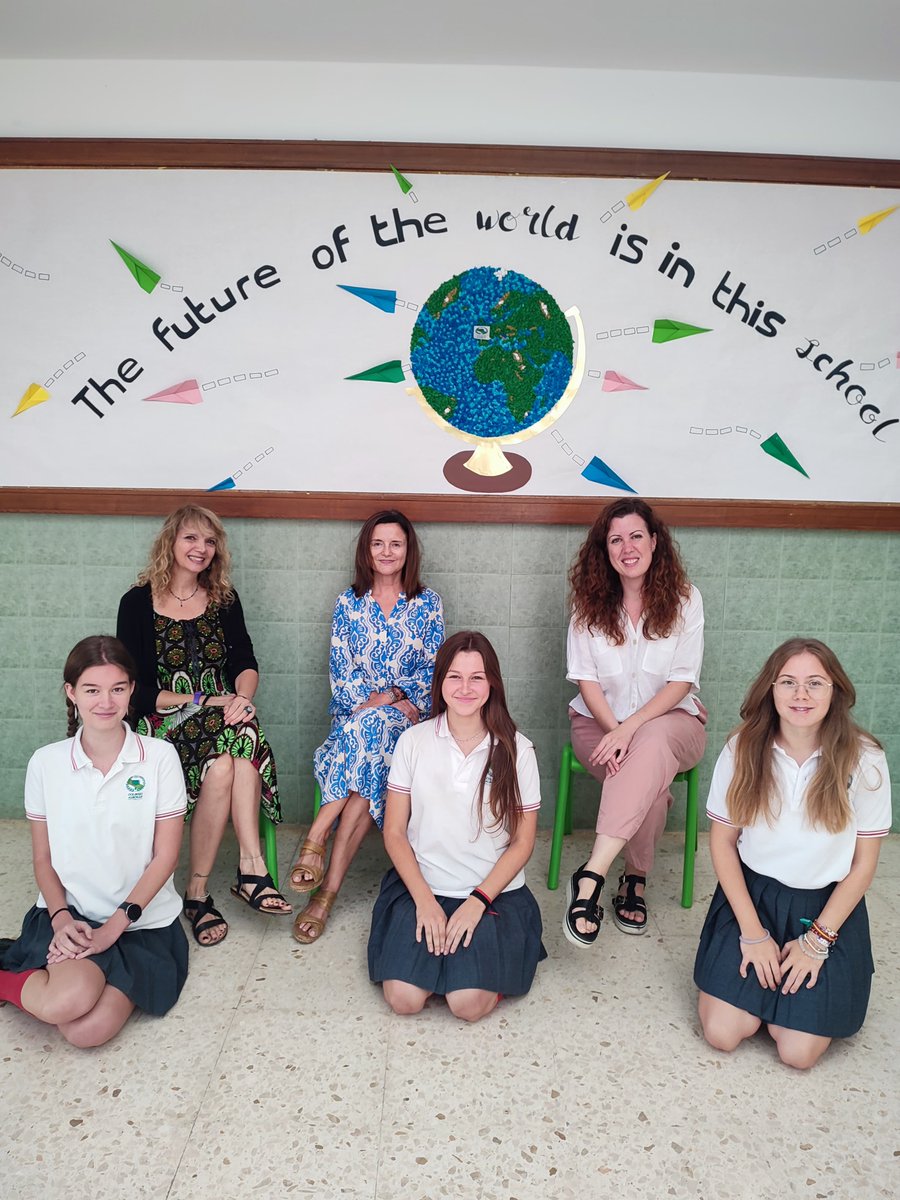 Presentamos el primer proyecto del #BachilleratoDeArte.
Nuestras alumnas de 1º Bachillerato han elaborado un creativo cartel para dar la bienvenida al nuevo curso y a todos los padres y madres que asistirán a la reunión inicial que tendrá lugar el jueves 10 de octubre.