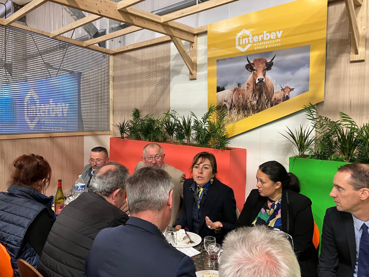 #sommetElevage2024
Déjeuner de la présidente <a href="/CaroleDelga/">Carole Delga</a> sur le stand <a href="/Interbev_fr/">Interbev</a> en présence des différents présidentes et présidents de la filière viandes.