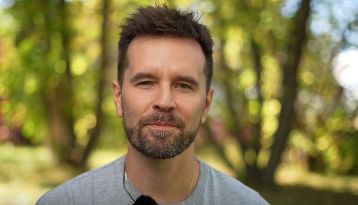CendonMabel's tweet photo. #TuesdayGraham Good day @GrahamWardle and fans. So many new things...so many interviews...I still haven't had time to watch them all 🤪...you filled us with great news. We are so happy...!!! 😀😀 God bless you now and always 🙏🙏
GW. .. Actor, Poet and host of @TimeHasComePod https://t.co/D4SwBfPA0D
