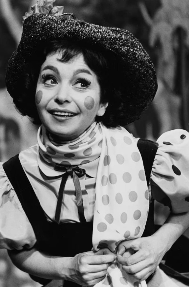alexgauthier92's tweet photo. Je souhaite un merveilleux 101e anniversaire à Mme Yaroshevskaya, qui a émerveillé mon enfance avec son personnage de Fanfreluche et ses contes !

Elle a 101 ans, j’en ai 31. 70 ans nous séparent, et pourtant, elle a profondément marqué mon enfance. Preuve que la culture traverse les âges.