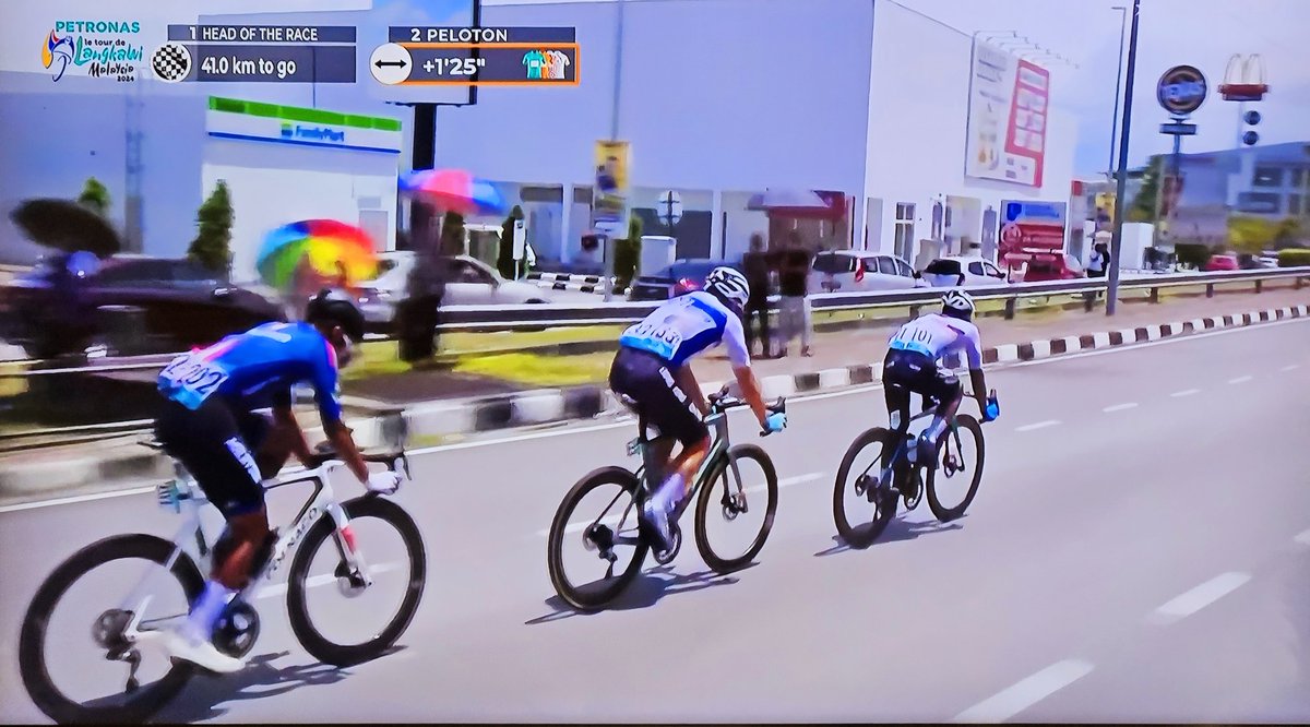 Bike racing is blessed with many quality commentators, but not everyone can commentate solo and keep the dialog going, splitting between pure racing info and the more random stuff. <a href="/JezCox/">Jez Cox</a> is one of my favs and deserves a bump to GT service in 2025 😎👍 #TourOfLangkawi