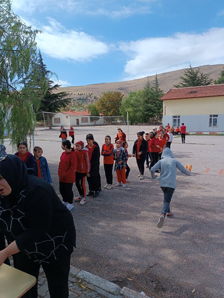 ozluceimamhatip's tweet photo. Okulumuz bahçesinde öğrencilerimizle birlikte piknik etkinliği yaptık. https://t.co/pOm5wjRUPX