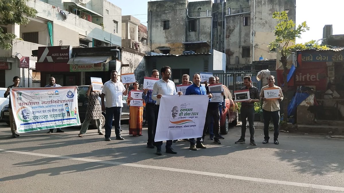 As a part of #SwachhataHiSeva2024 DGoV, Ahmedabad Zonal Unit has carried out a rally with banners and slogans to promote ‘Swabhav Swachhata, Sanskar Swachhta. #SwachhtaHiSewa2024 <a href="/cbic_india/">CBIC</a>